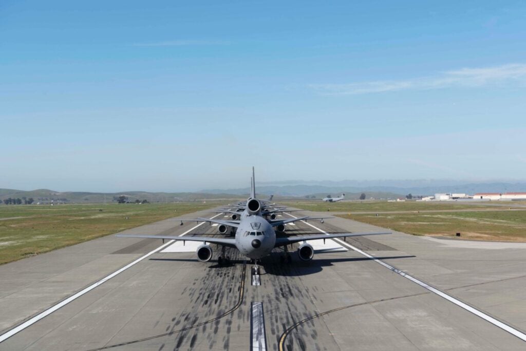 EE.UU dejó a un avión sin GPS durante más de cuatro horas sobre el Pacífico. Para saber dónde estaba, no miró al cielo: leyó un mapa invisible bajo sus alas