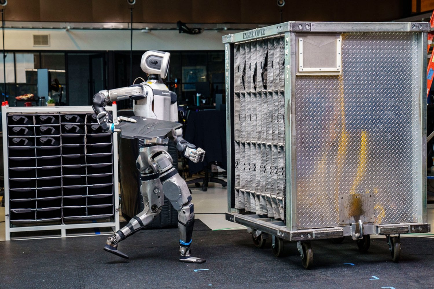 Atlas pasó años haciendo parkour y volteretas. Hyundai acaba de abrir una “escuela” para convertirlo en un obrero y quiere desplegar 25.000 robots en sus fábricas