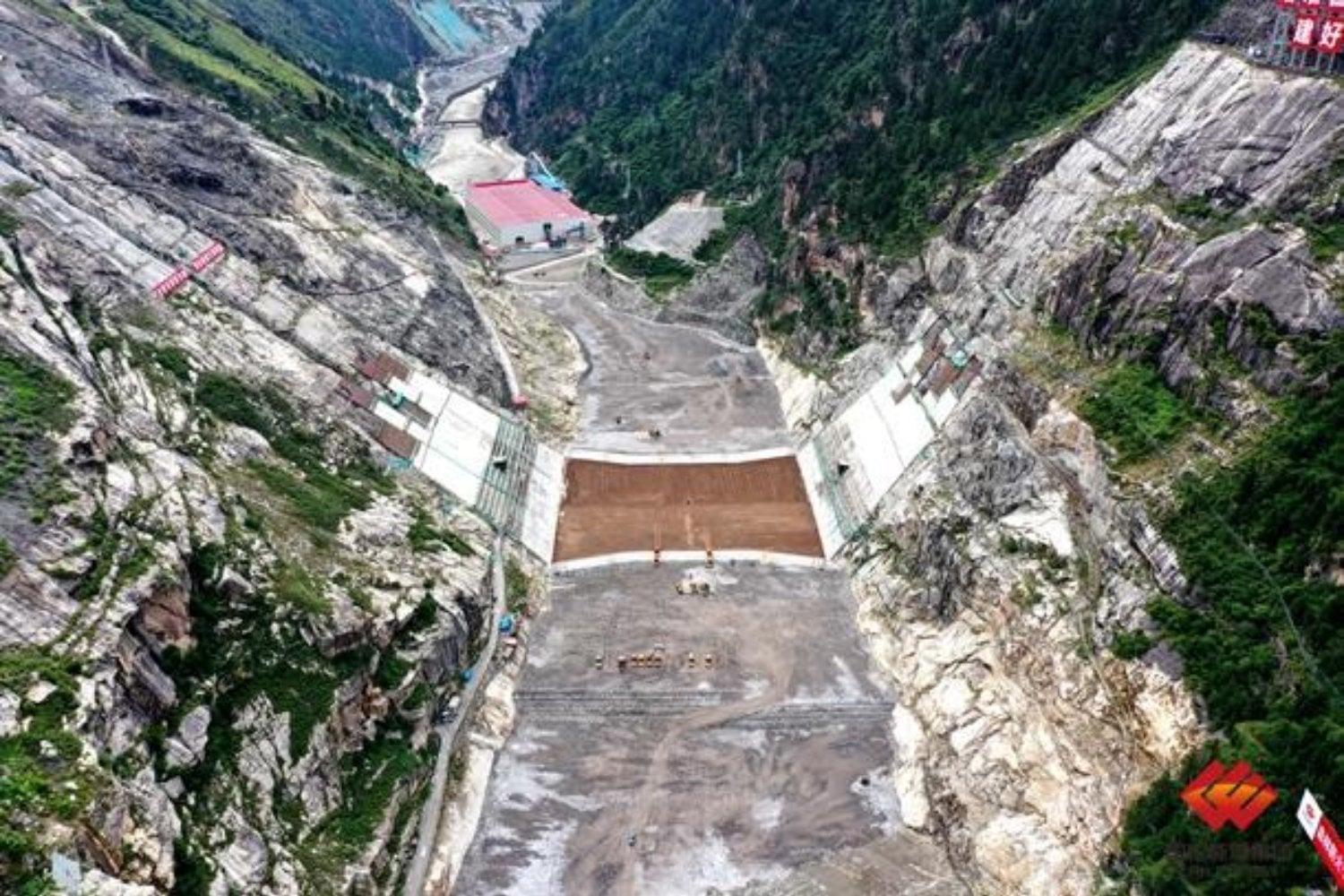 China está levantando una presa de 315 metros a 2.200 metros de altura. Para que el invierno no la detenga, hicieron algo fenomenal y muy loco: llenaron la montaña de espejos