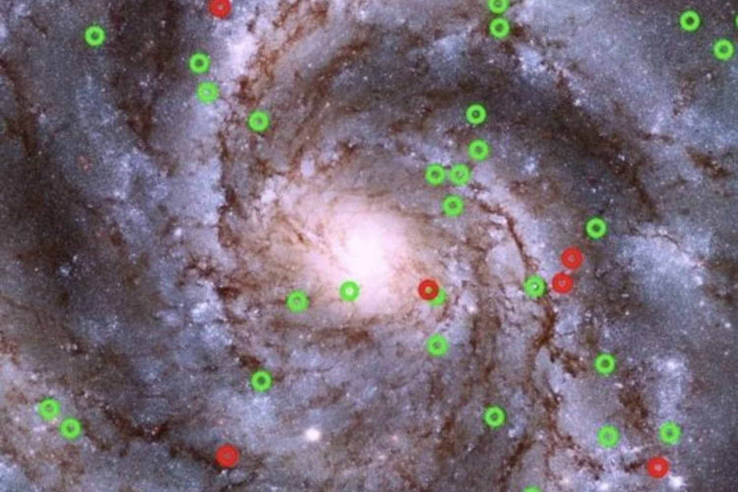 Chandra llevaba años observando 84 objetos extraños sin saber qué eran. Ahora los astrónomos creen que han descubierto una población cósmica que permanecía prácticamente invisible