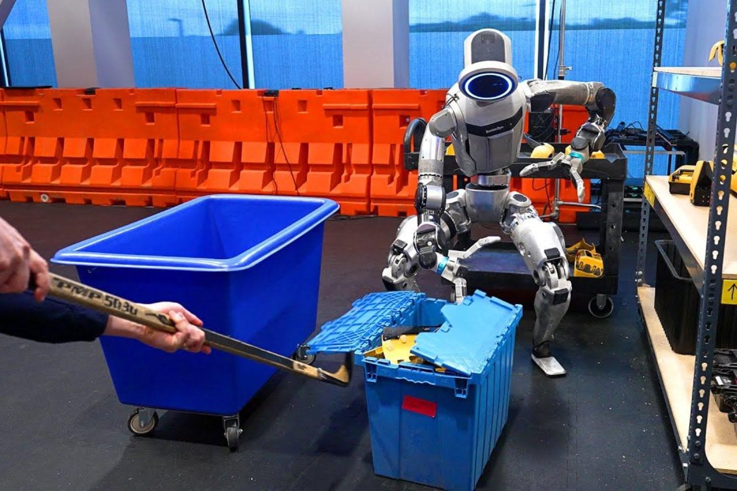 Atlas pasó años haciendo parkour y volteretas. Hyundai acaba de abrir una “escuela” para convertirlo en un obrero y quiere desplegar 25.000 robots en sus fábricas