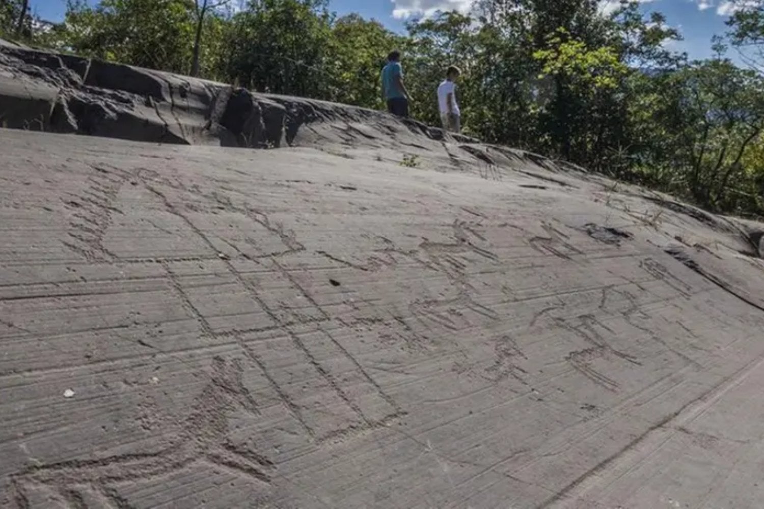Llevan 70 años estudiando uno de los mayores archivos prehistóricos de Europa. Acaban de encontrar una roca entera con casas, huellas humanas, hachas y una estrella que nadie había documentado