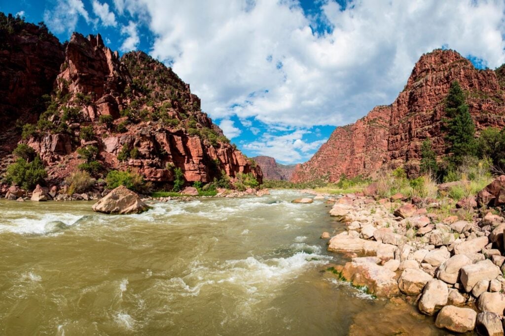 Un río de América del Norte atraviesa una cordillera cuando debería rodearla. La explicación a un misterio geológico de 150 años estaba 200 kilómetros bajo tierra
