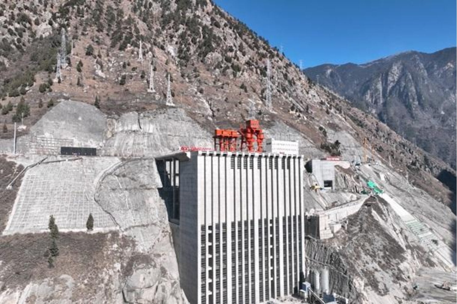 China está levantando una presa de 315 metros a 2.200 metros de altura. Para que el invierno no la detenga, hicieron algo fenomenal y muy loco: llenaron la montaña de espejos