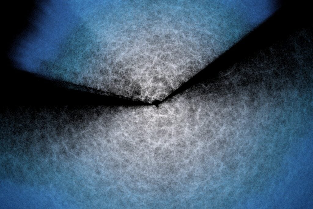 Durante décadas, los físicos asumieron que la materia oscura y la energía oscura eran dos misterios completamente diferentes. Una hipótesis propone ahora algo mucho más extraño: que el 95% del universo podría estar conectado a una dimensión oculta de apenas una micra