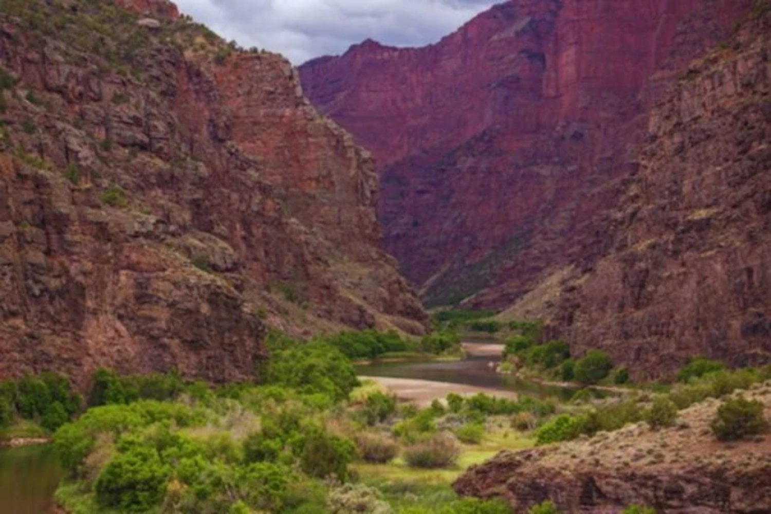 Un río de América del Norte atraviesa una cordillera cuando debería rodearla. La explicación a un misterio geológico de 150 años estaba 200 kilómetros bajo tierra