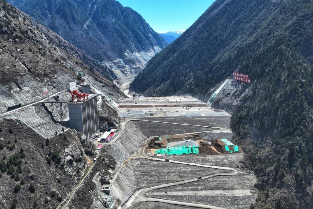 China está levantando una presa de 315 metros a 2.200 metros de altura. Para que el invierno no la detenga, hicieron algo fenomenal y muy loco: llenaron la montaña de espejos