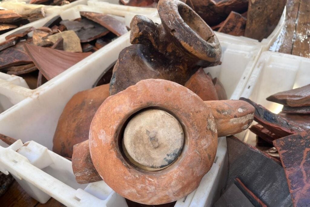 Un buque español salió a estudiar merluzas y gambas frente a Formentera. A 1.400 metros de profundidad enganchó algo mucho más inesperado: 26 ánforas romanas cargadas de pistas sobre un naufragio perdido