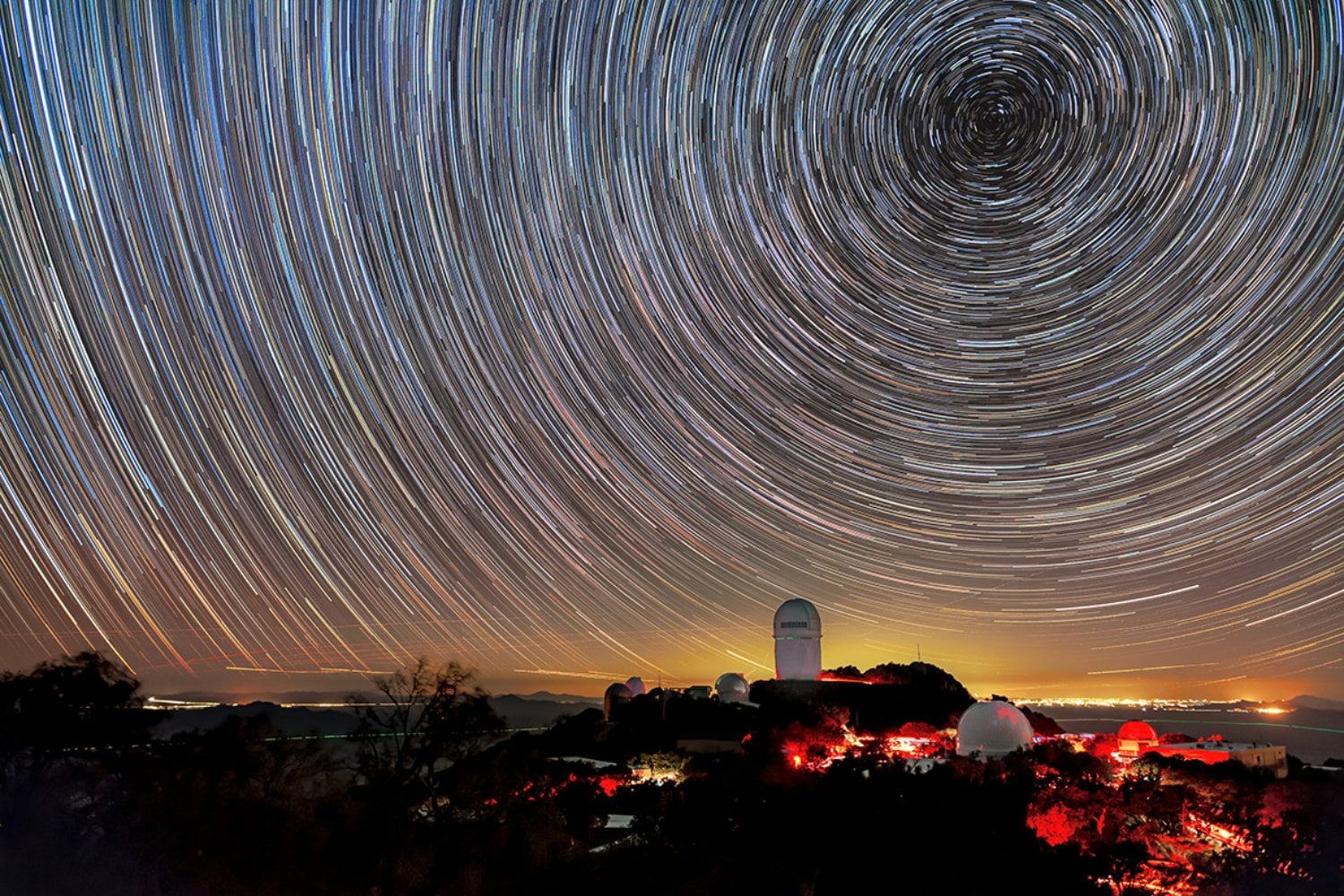 Durante décadas, los físicos asumieron que la materia oscura y la energía oscura eran dos misterios completamente diferentes. Una hipótesis propone ahora algo mucho más extraño: que el 95% del universo podría estar conectado a una dimensión oculta de apenas una micra