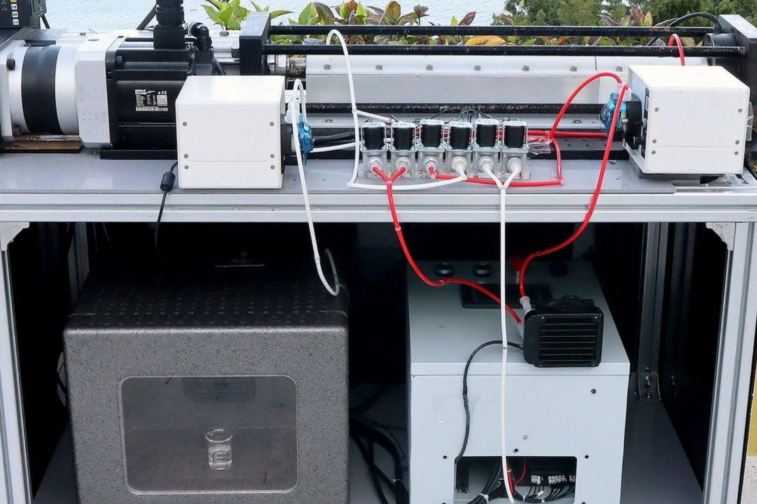 La refrigeración lleva décadas dependiendo de gases que circulan por tuberías. En Hong Kong han conseguido enfriar con metal durante un millón de ciclos sin perder rendimiento