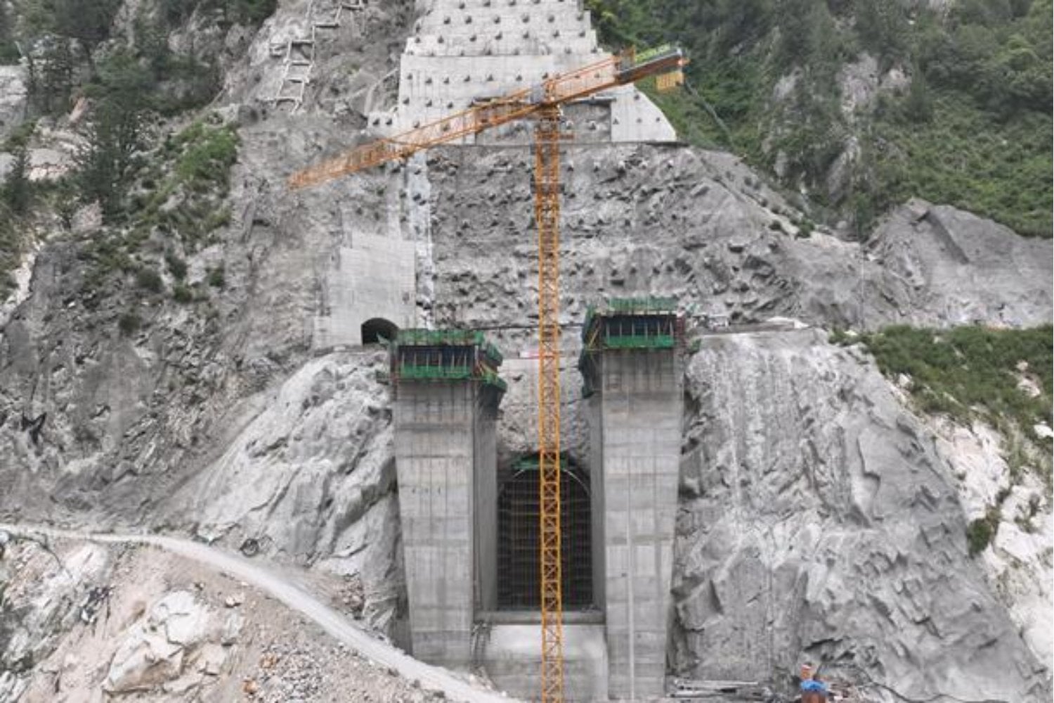 China está levantando una presa de 315 metros a 2.200 metros de altura. Para que el invierno no la detenga, hicieron algo fenomenal y muy loco: llenaron la montaña de espejos