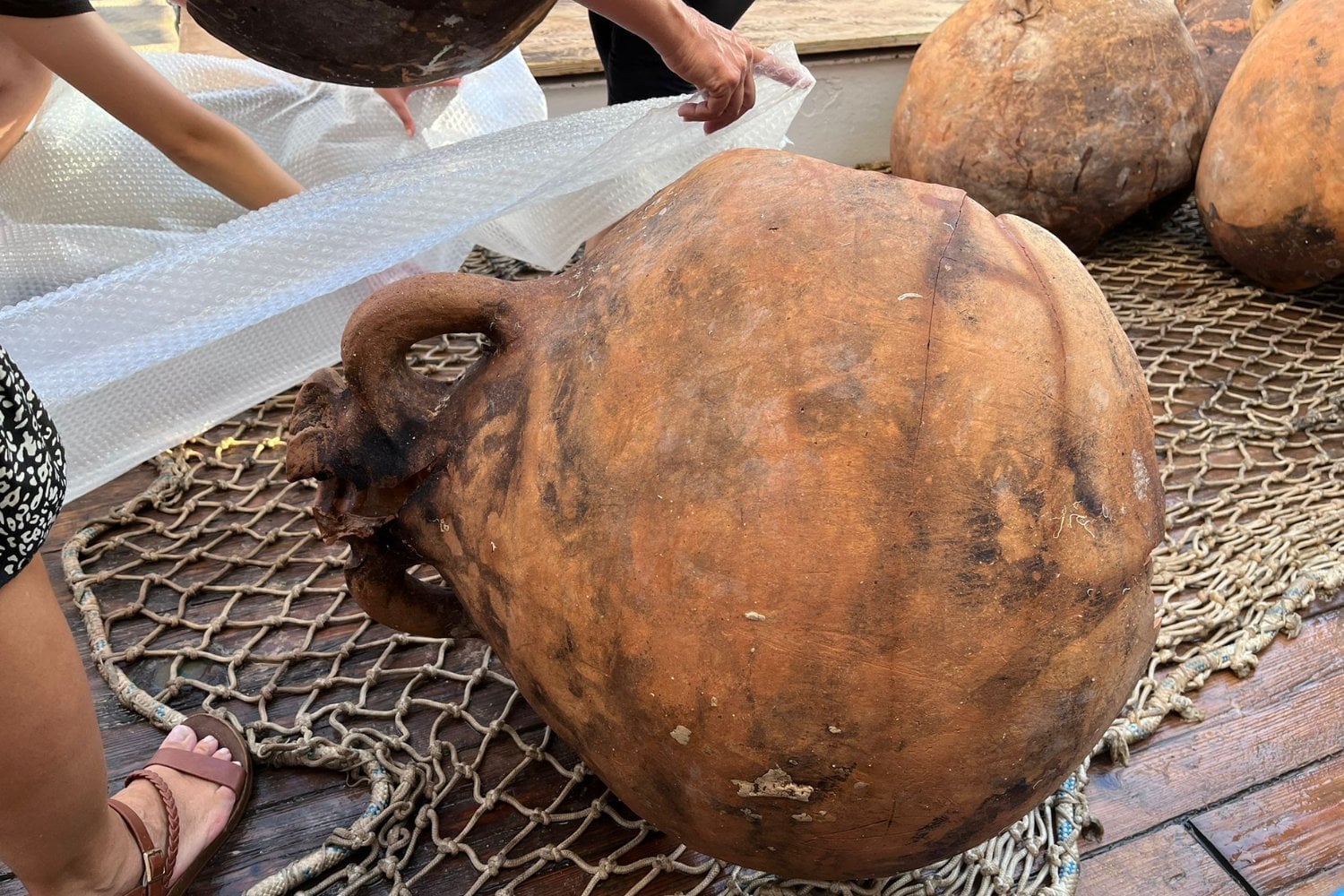 Un buque español salió a estudiar merluzas y gambas frente a Formentera. A 1.400 metros de profundidad enganchó algo mucho más inesperado: 26 ánforas romanas cargadas de pistas sobre un naufragio perdido
