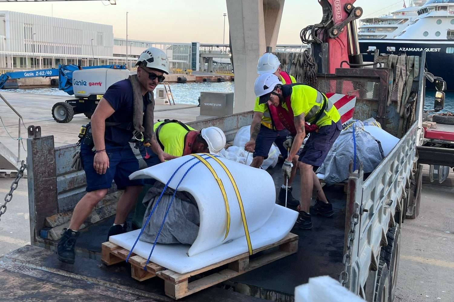 Un buque español salió a estudiar merluzas y gambas frente a Formentera. A 1.400 metros de profundidad enganchó algo mucho más inesperado: 26 ánforas romanas cargadas de pistas sobre un naufragio perdido