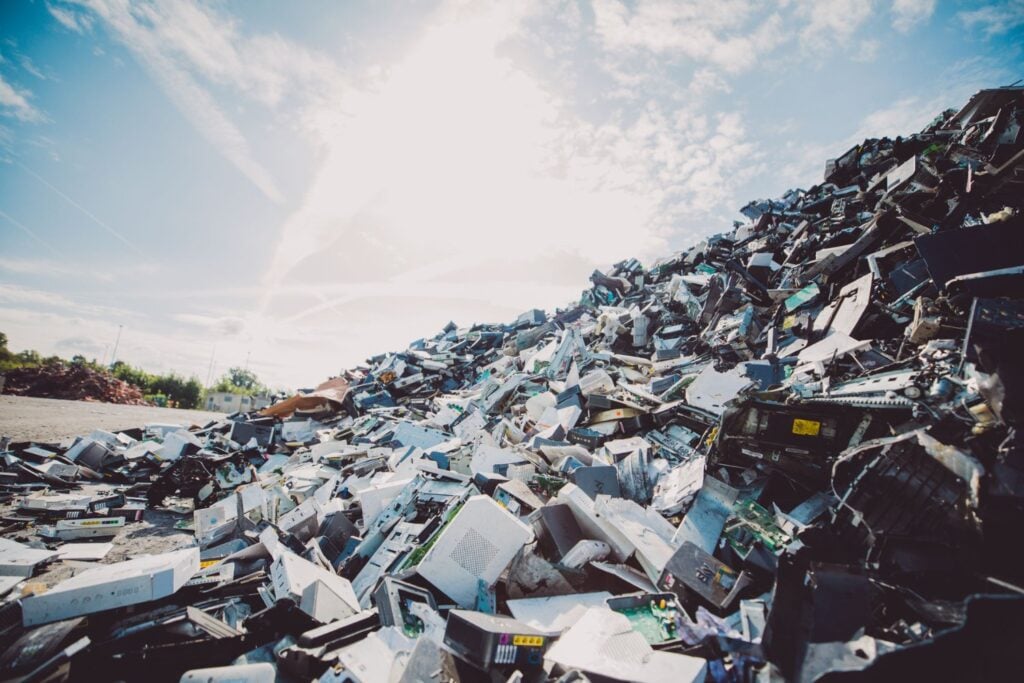 Un kilo de placas electrónicas desechadas contiene unos 270 gramos de cobre. Un equipo hizo que bacterias fabricaran el ácido para liberarlo y recuperó el 80% de lo disuelto, pero aún queda el paso difícil