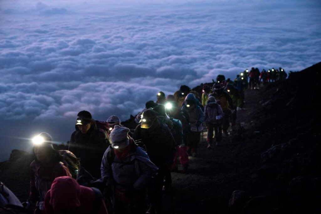 El monte Fuji está cerrado fuera de temporada, pero algunos siguen subiendo y necesitan rescates. Yamanashi quiere que desde 2027 la imprudencia también tenga factura