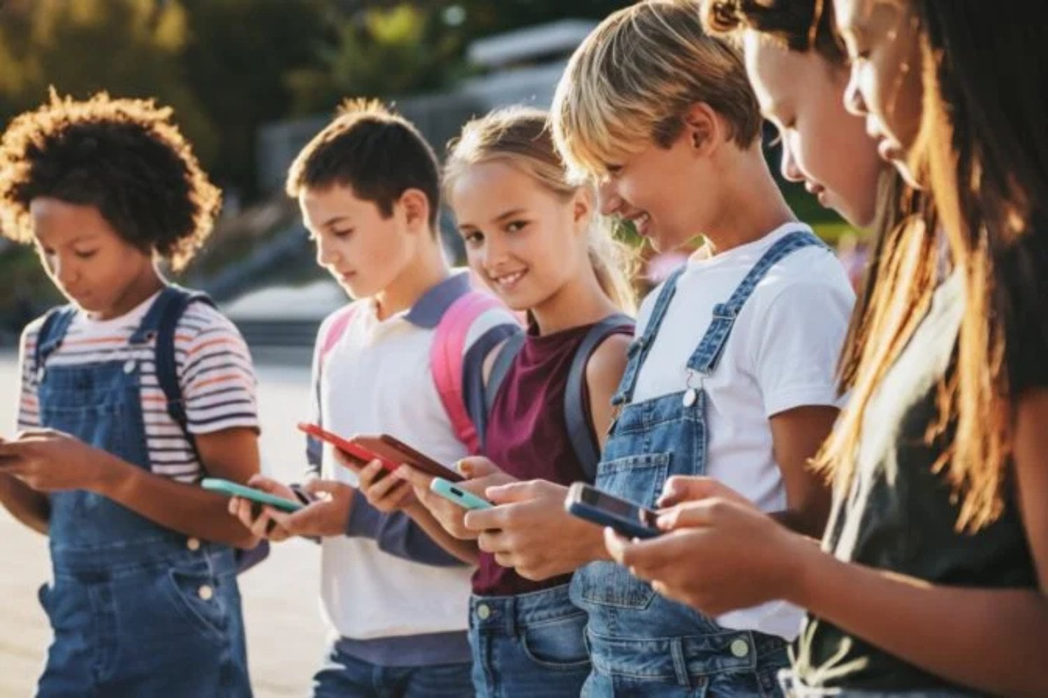 Un estudio reunió datos de 2,8 millones de niños para averiguar qué ocurre con las pantallas. Encontró un patrón difícil de ignorar, pero también una enorme trampa