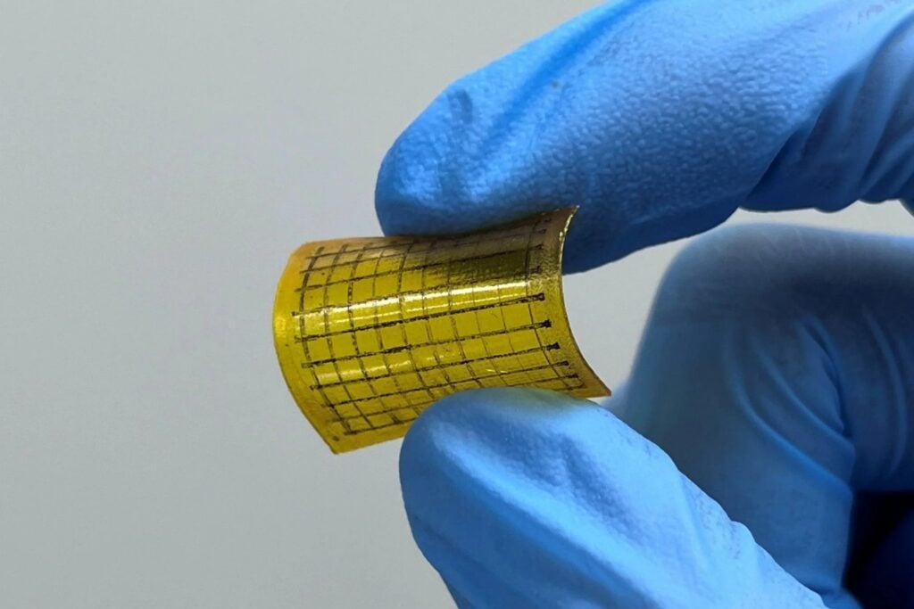 Un equipo chino imprimió 100 “sinapsis” que cambian de estado en 26 nanosegundos y recuerdan diez niveles. Lo más extraño ocurre al final: el chip puede deshacerse en seis minutos