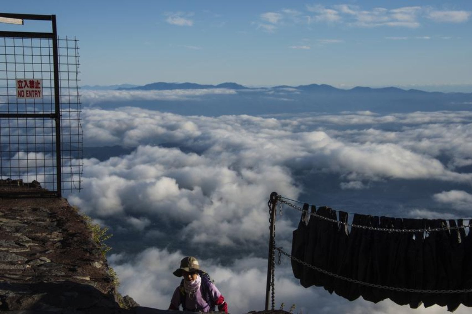 El monte Fuji está cerrado fuera de temporada, pero algunos siguen subiendo y necesitan rescates. Yamanashi quiere que desde 2027 la imprudencia también tenga factura