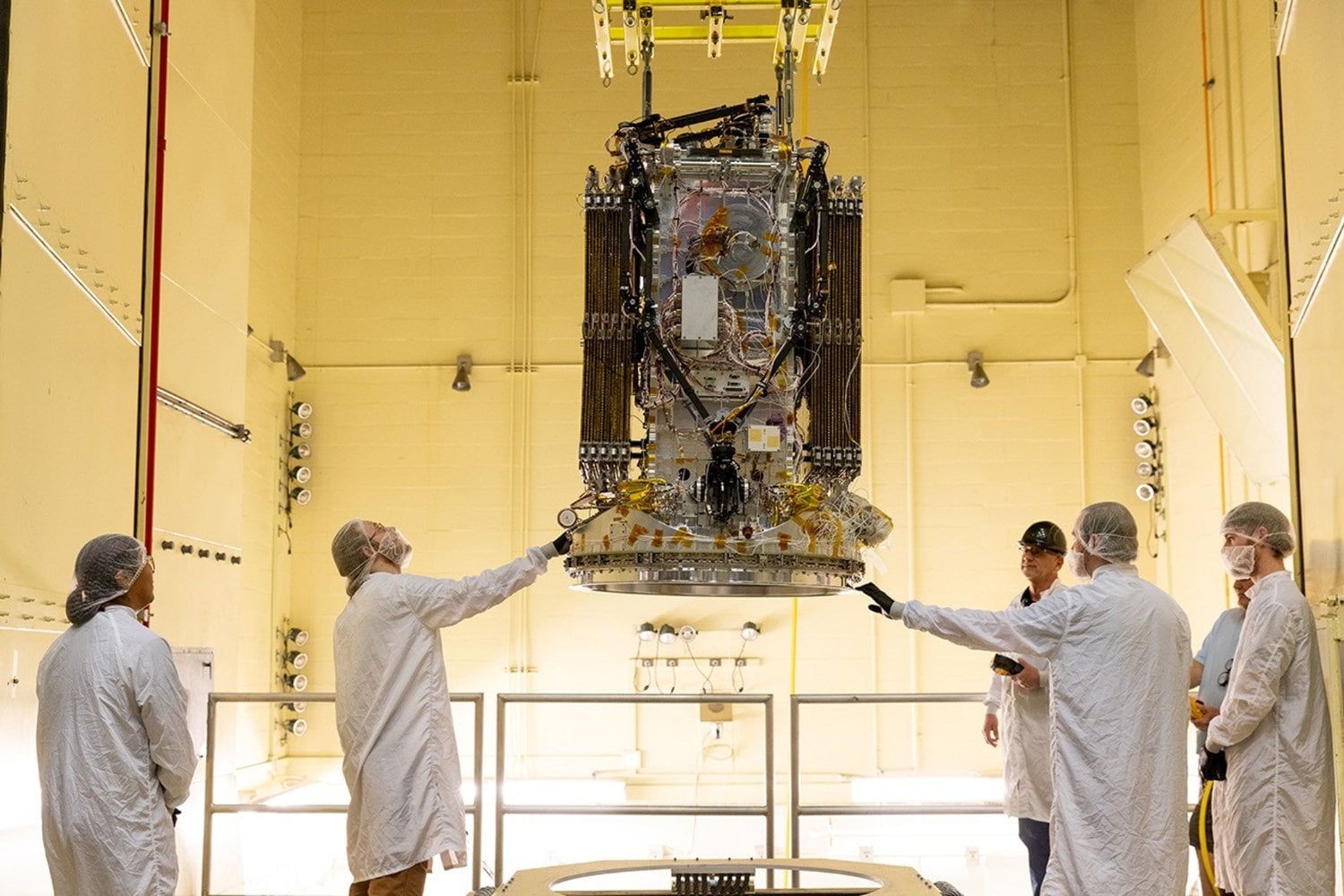 NASA tenía una última oportunidad para salvar un telescopio de 22 años antes de que cayera a la Tierra. La nave llegó a solo 15 kilómetros y tuvo que rendirse