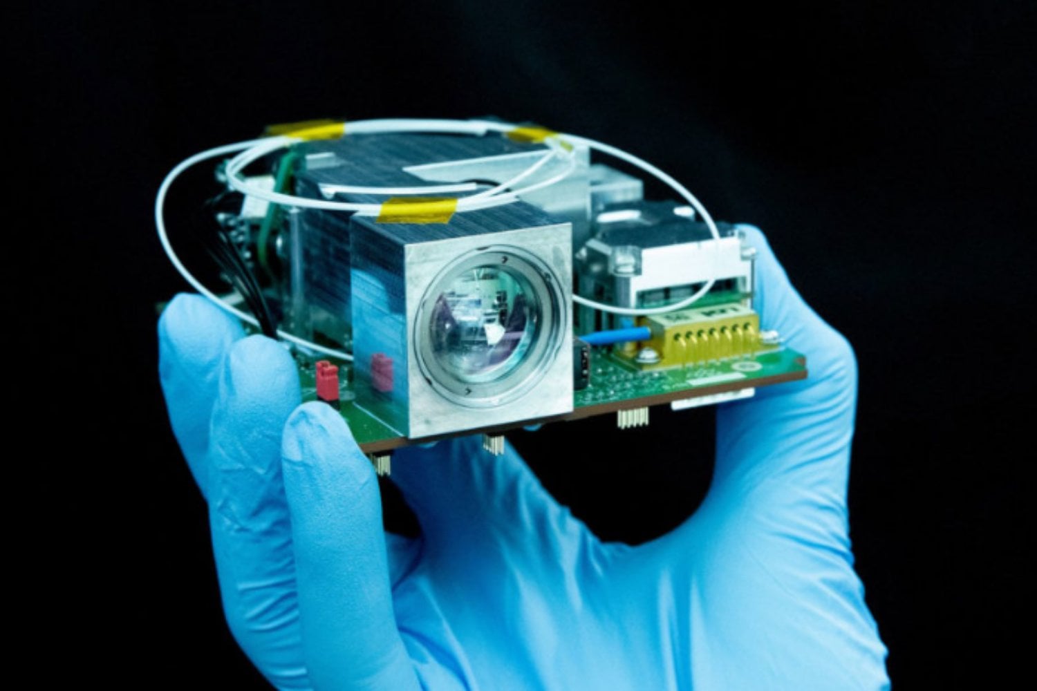 Europa quiere enviar sus claves secretas en partículas de luz y España acaba de superar una prueba decisiva. La pieza irá en un satélite diseñado para delatar cualquier intento de espionaje