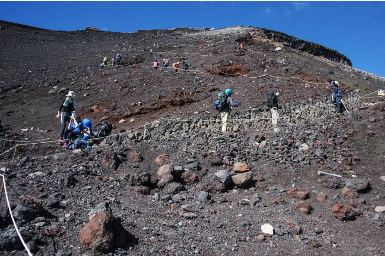 El monte Fuji está cerrado fuera de temporada, pero algunos siguen subiendo y necesitan rescates. Yamanashi quiere que desde 2027 la imprudencia también tenga factura