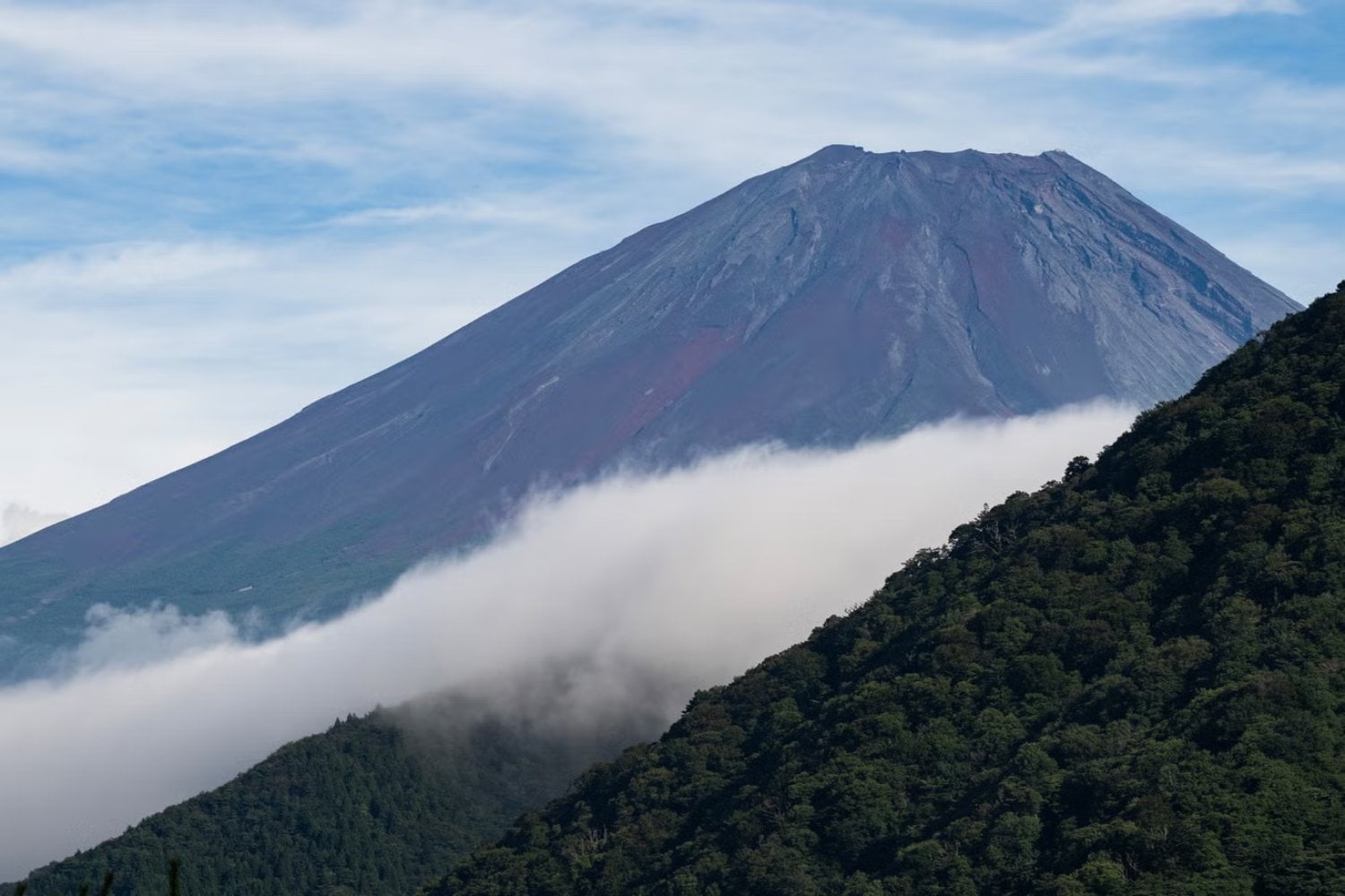 El monte Fuji está cerrado fuera de temporada, pero algunos siguen subiendo y necesitan rescates. Yamanashi quiere que desde 2027 la imprudencia también tenga factura