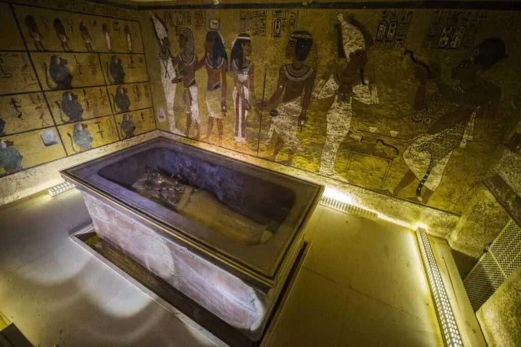 La tumba de Tutankamón siempre tuvo algo que no cuadraba. Nuevas mediciones apuntan a que detrás de sus paredes podría esconderse un complejo entero