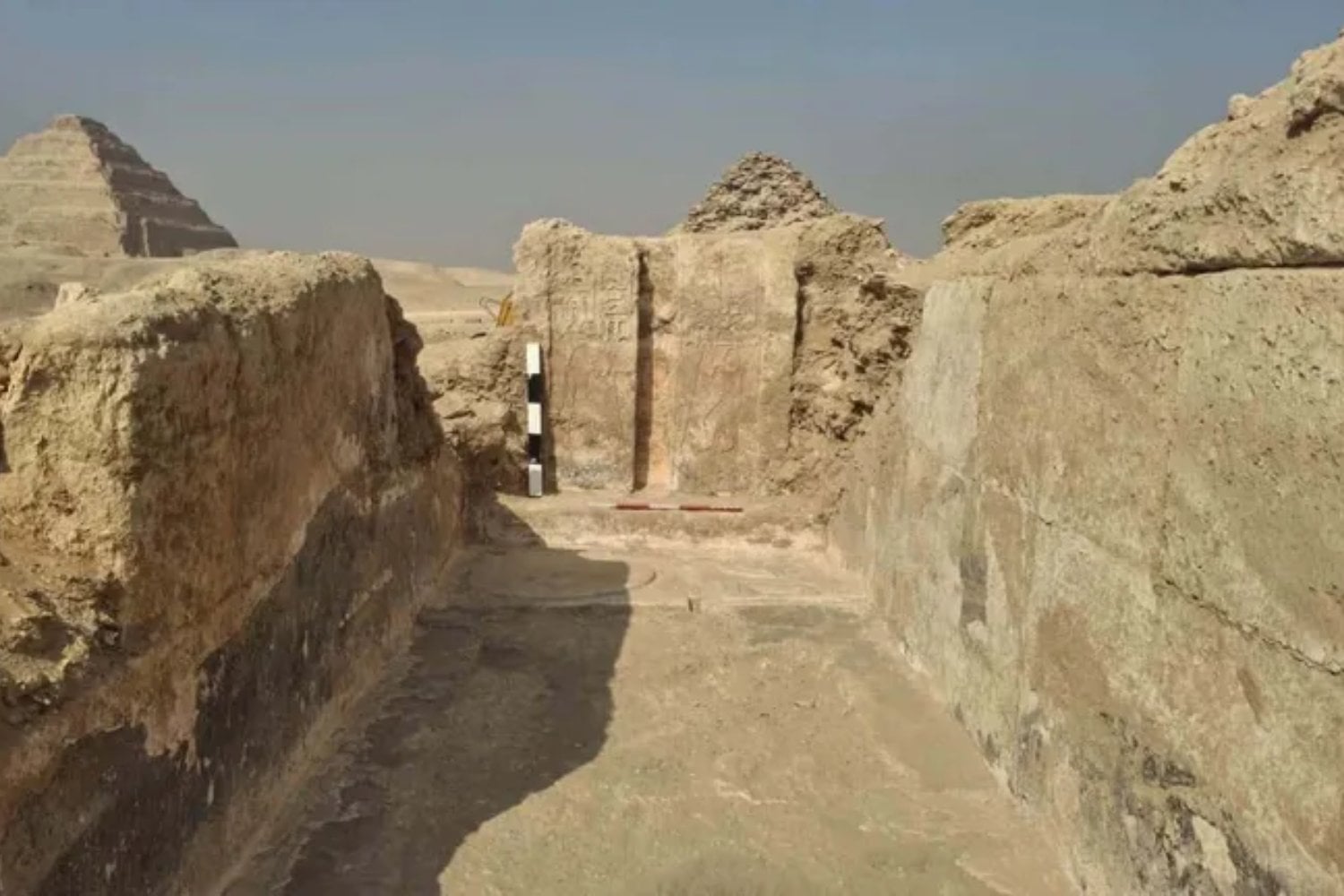 Egipto acaba de encontrar la tumba del hombre que guardaba los secretos del faraón. Tras una puerta falsa, había tres sarcófagos que nadie había abierto en 4.500 años