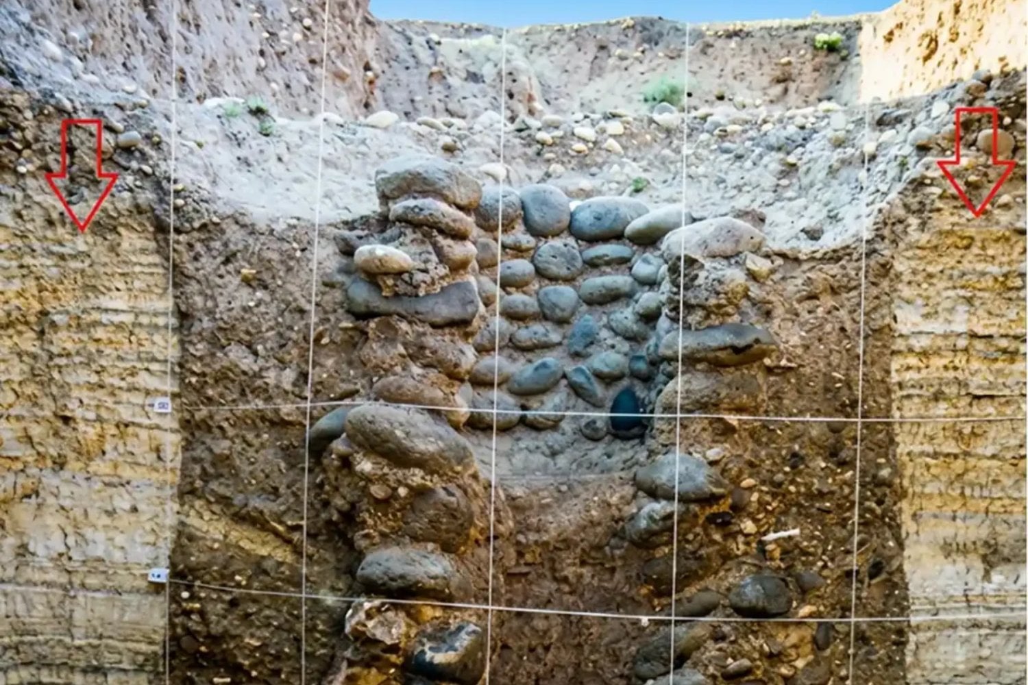 Antes de que alguien pensara en cocer una vasija, una ola de incendios pudo hacerlo por accidente: hace 9.500 años el fuego transformó la arcilla del valle del Jordán y quizá enseñó a aquellas comunidades a fabricar cerámica