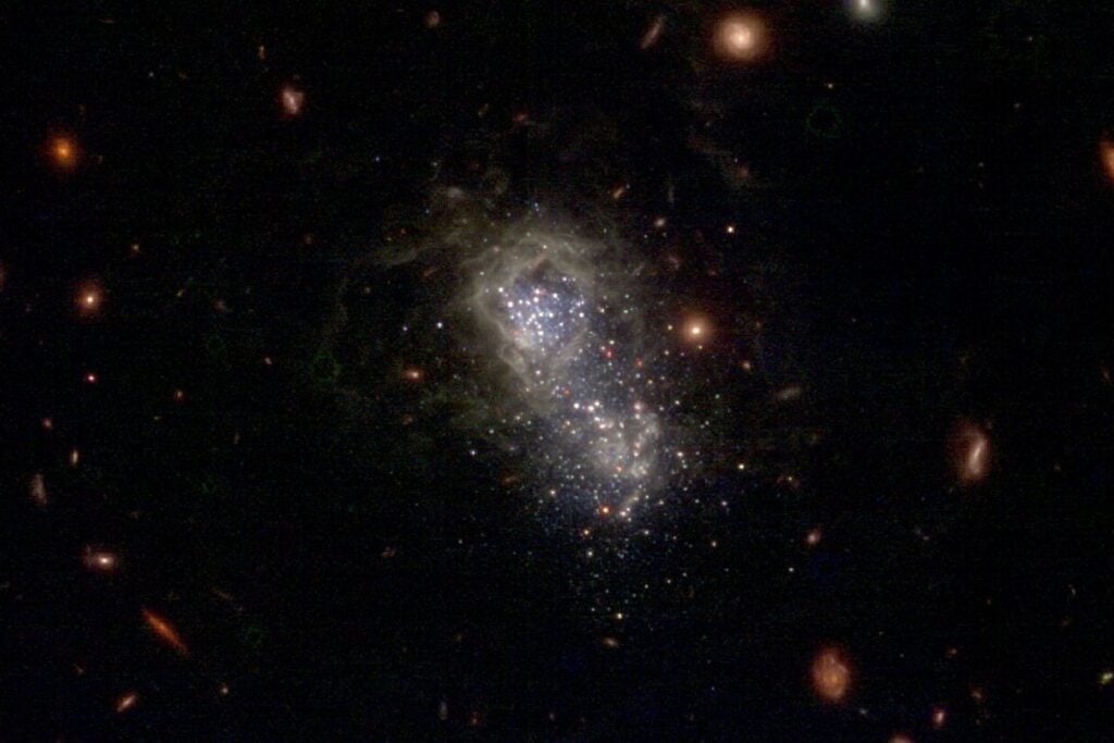 El universo tenía apenas cinco minutos y ya había convertido casi una cuarta parte de su materia ordinaria en helio. 15 galaxias casi vírgenes acaban de medir aquella huella con precisión récord y dejan menos espacio para partículas ocultas