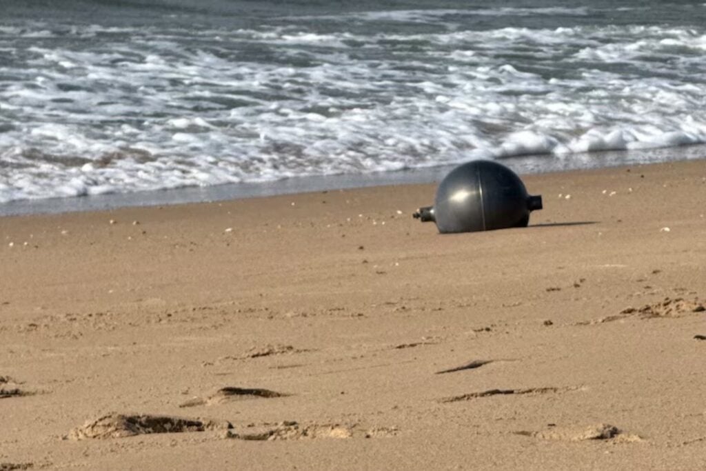 Seis enormes bolas metálicas aparecieron en una tranquila playa de Australia. Todo apunta a que eran restos de un cohete que sobrevivieron a una reentrada desde la órbita