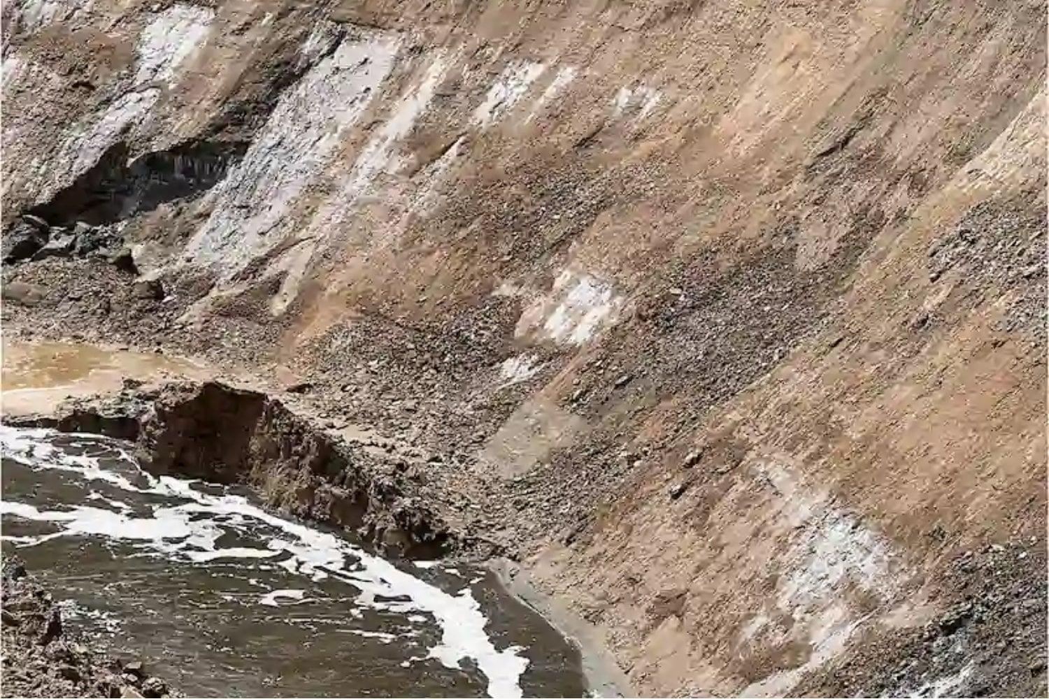 Antes de que alguien pensara en cocer una vasija, una ola de incendios pudo hacerlo por accidente: hace 9.500 años el fuego transformó la arcilla del valle del Jordán y quizá enseñó a aquellas comunidades a fabricar cerámica