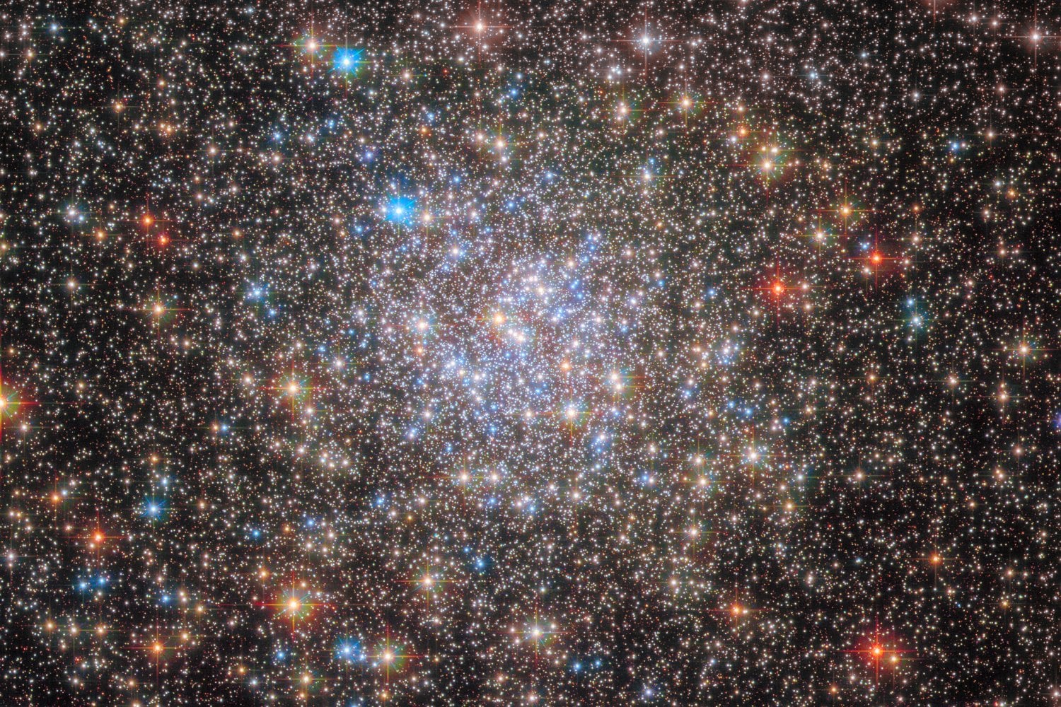 En el corazón de la Vía Láctea hay estrellas que cuentan otra historia. Hubble acaba de descubrir de dónde llegaron hace casi 12.000 millones de años