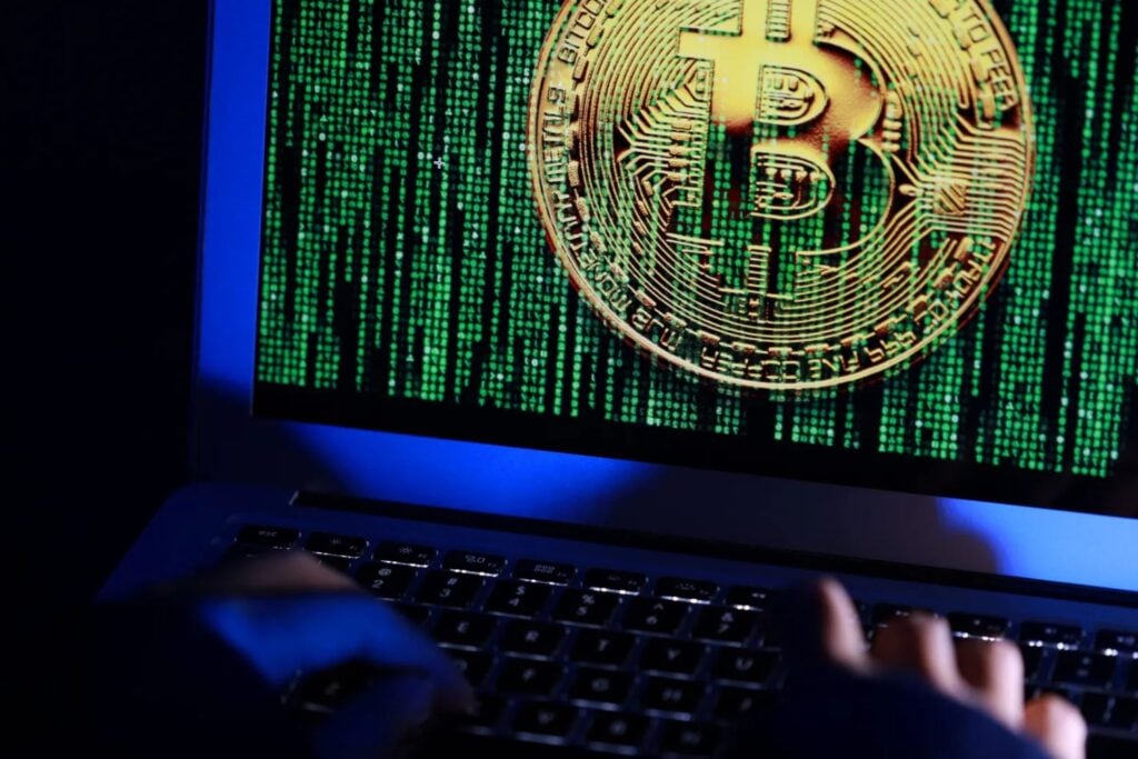Una red vinculada a Bitcoin vio desaparecer 320 millones de dólares sin que robaran una sola clave. El sistema aceptó dinero que nunca debió existir y quienes lo sacaron ya han devuelto casi todo