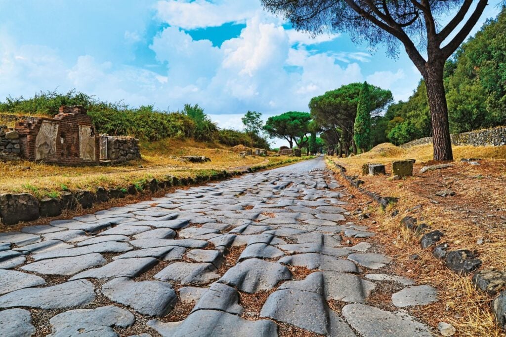 Durante siglos repetimos que “todos los caminos llevan a Roma”. Un análisis de 300.000 kilómetros acaba de mostrar que el gran eje terrestre del Imperio pasaba por otro lado