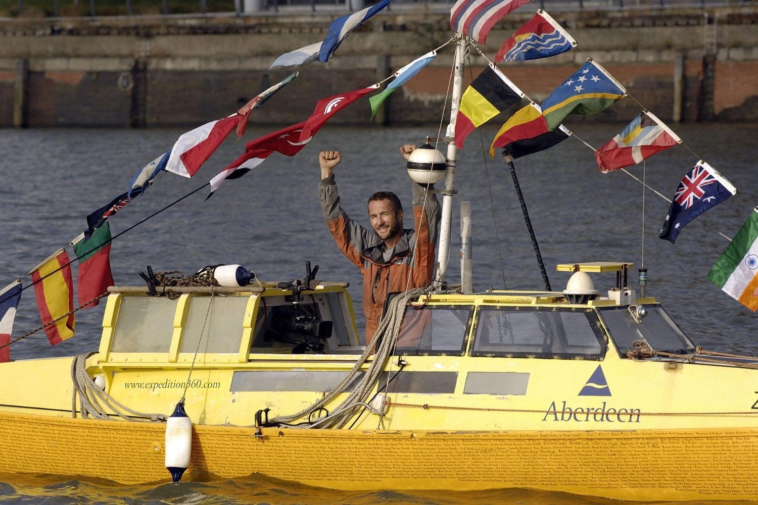 En 1994 salió de Londres para dar la vuelta al mundo sin motores ni velas. Regresó 13 años después tras 74.842 km, dos piernas rotas y un cocodrilo de 4,5 metros