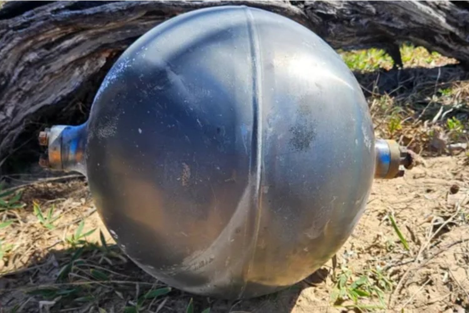 Seis enormes bolas metálicas aparecieron en una tranquila playa de Australia. Todo apunta a que eran restos de un cohete que sobrevivieron a una reentrada desde la órbita