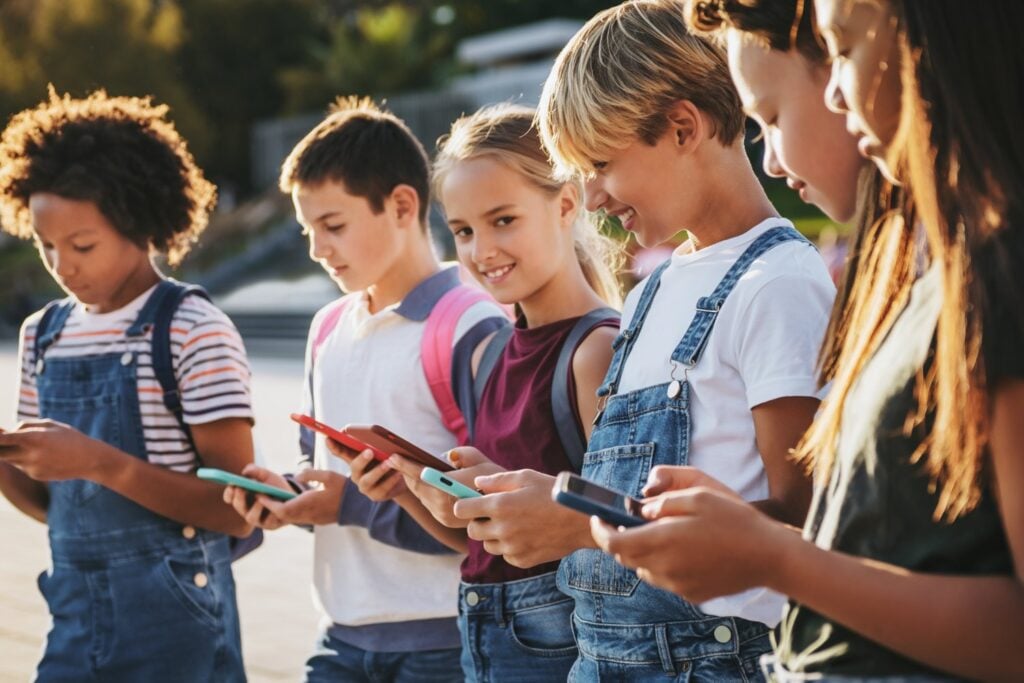 Tener un smartphone propio a los 12 años se asocia con más síntomas de trastornos alimentarios a los 14. El problema parece ir mucho más allá del tiempo de pantalla