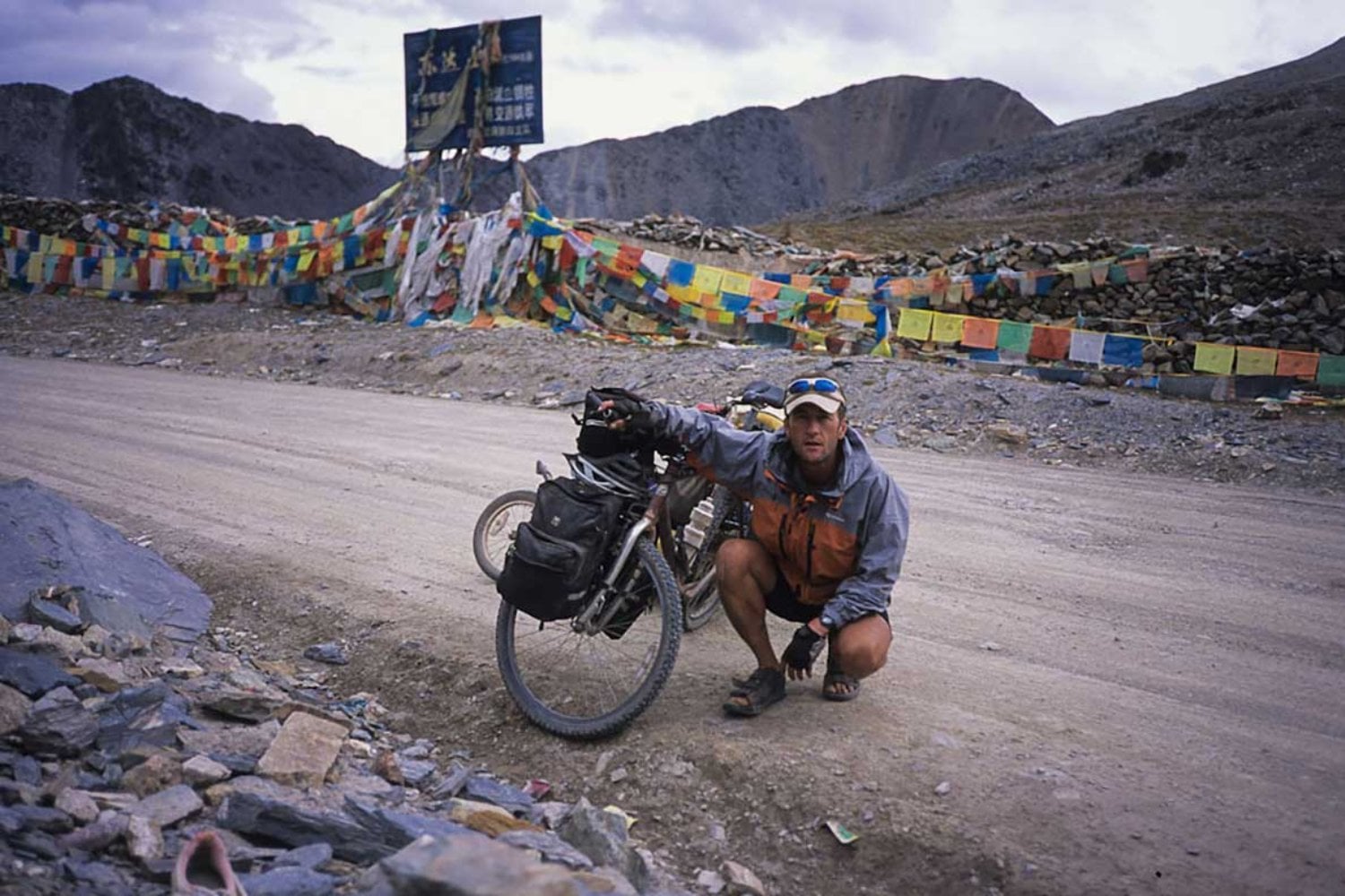 En 1994 salió de Londres para dar la vuelta al mundo sin motores ni velas. Regresó 13 años después tras 74.842 km, dos piernas rotas y un cocodrilo de 4,5 metros