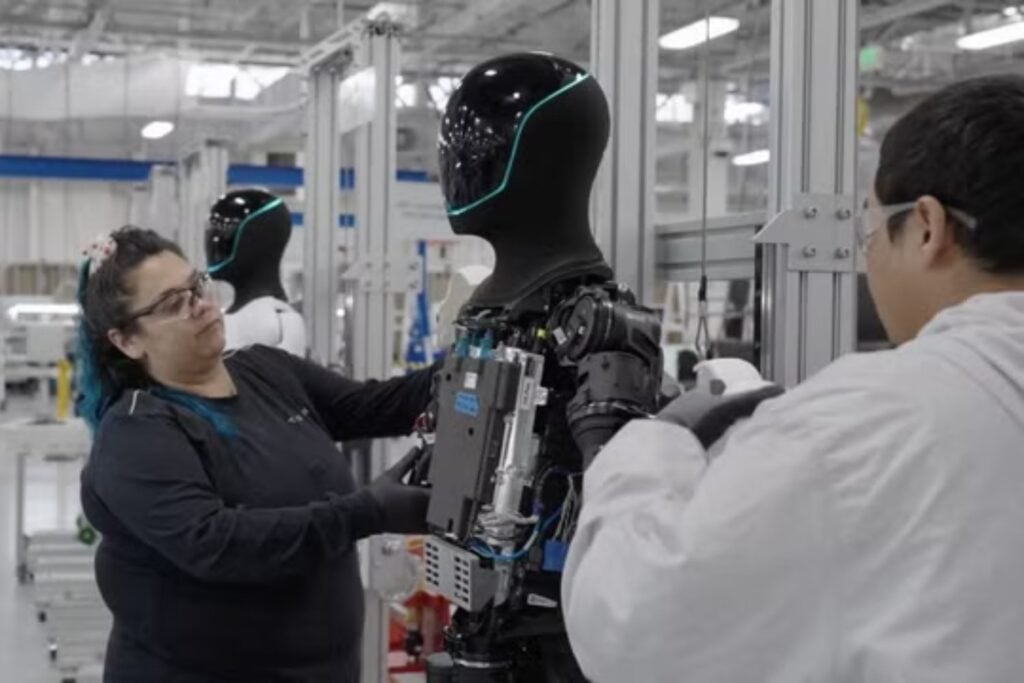 Tesla ya fabrica cientos de Optimus por semana y quiere superar los 1.000 antes de fin de año. El verdadero problema empieza cuando salen de la línea de montaje