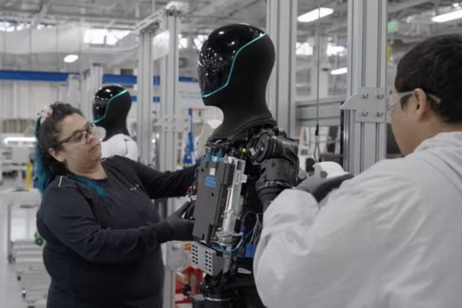 Tesla ya fabrica cientos de Optimus por semana y quiere superar los 1.000 antes de fin de año. El verdadero problema empieza cuando salen de la línea de montaje