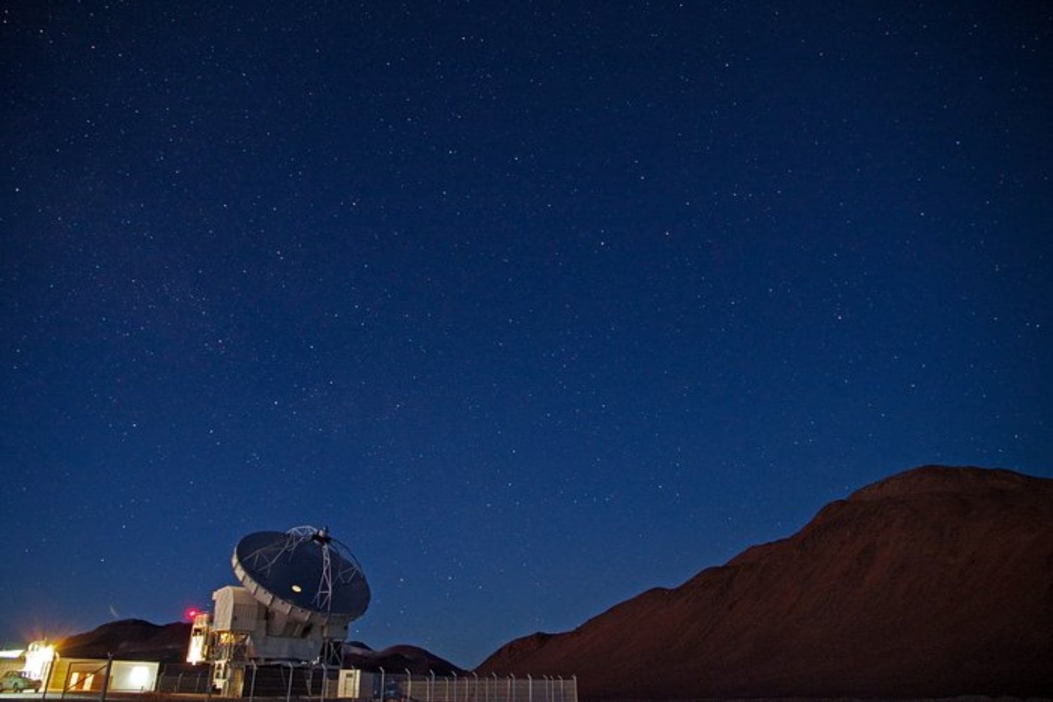 El centro de la Vía Láctea es un infierno de radiación, choques y turbulencia. Acaban de descubrir una segunda fábrica con más de 120 moléculas y eso cambia lo que creíamos sobre la química de la galaxia