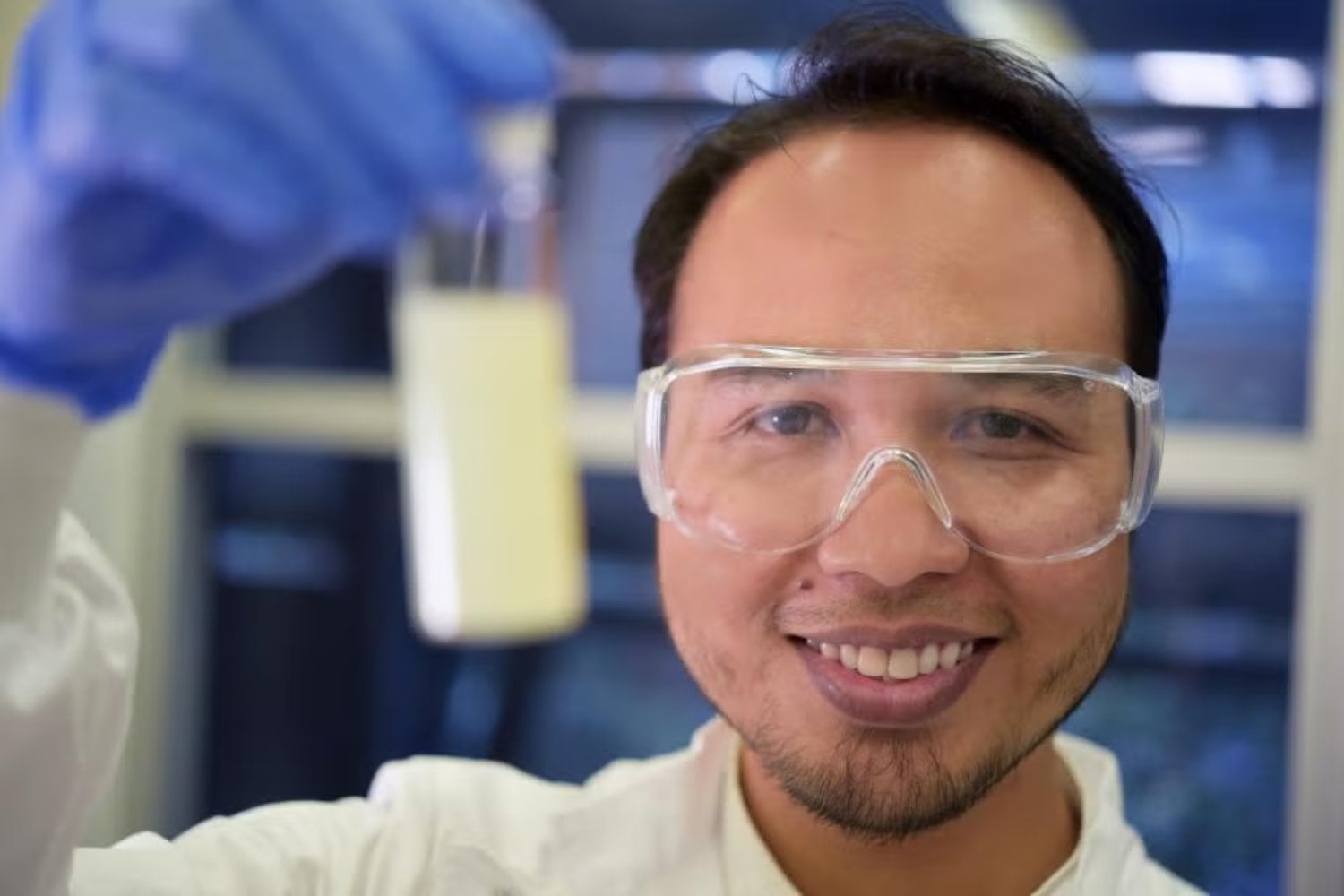 Crean una pintura que “se da cuenta” cuando el acero empieza a oxidarse y libera su propio antídoto. En un laboratorio se frenó la corrosión hasta 600 veces y siguió protegiendo incluso después de ser cortada