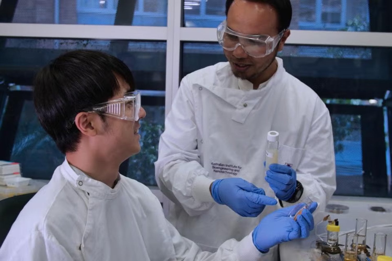 Crean una pintura que “se da cuenta” cuando el acero empieza a oxidarse y libera su propio antídoto. En un laboratorio se frenó la corrosión hasta 600 veces y siguió protegiendo incluso después de ser cortada