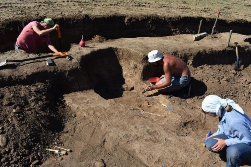Arqueólogos abrieron un túmulo de la Edad del Bronce en Ucrania esperando tumbas de hace 5.000 años. Casi en la cima había un “intruso” enterrado milenios después