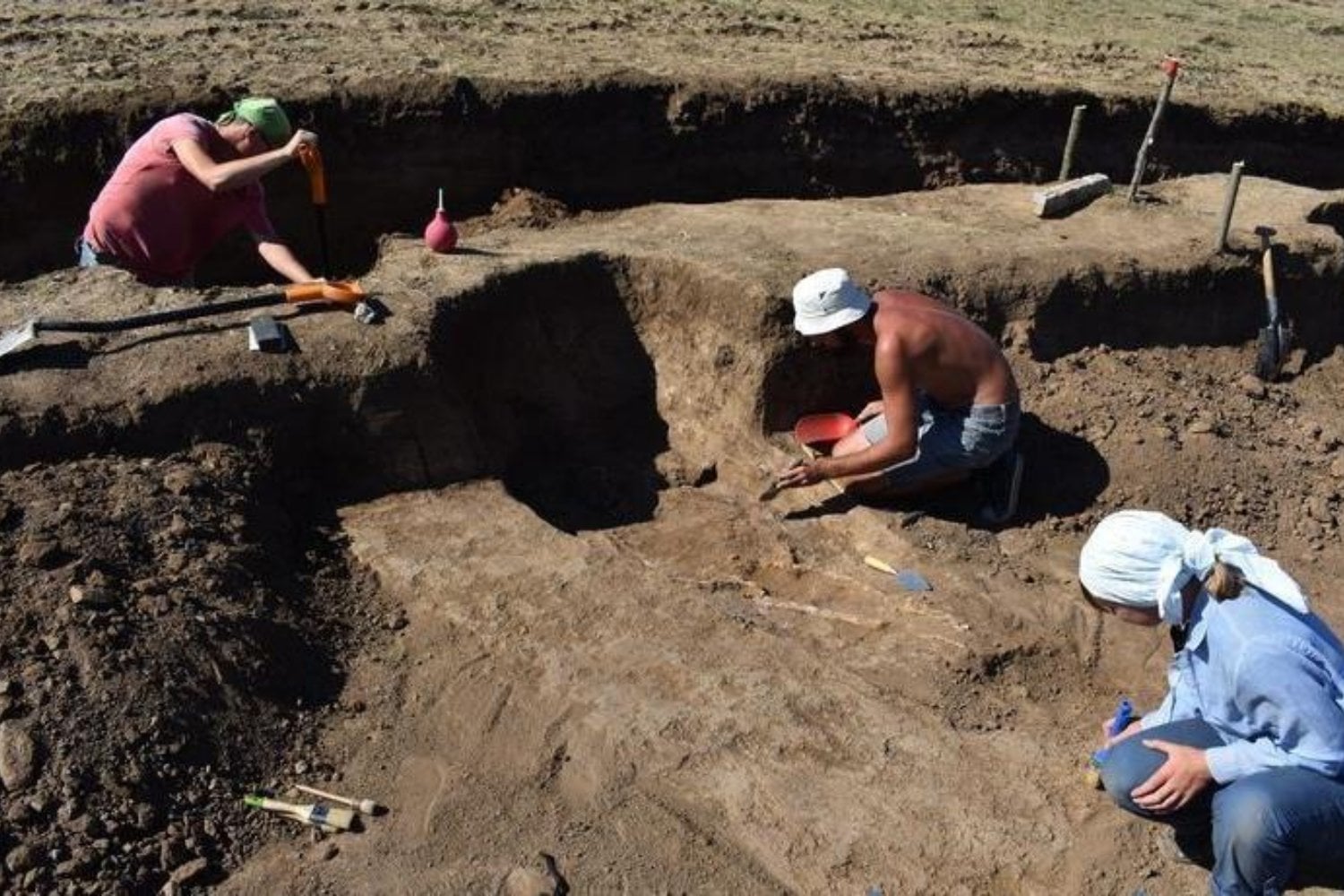 Arqueólogos abrieron un túmulo de la Edad del Bronce en Ucrania esperando tumbas de hace 5.000 años. Casi en la cima había un “intruso” enterrado milenios después
