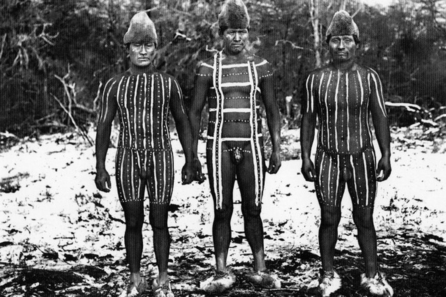 En los bosques helados del fin del mundo, los hombres de un pueblo originario caminaban casi desnudos y se transformaban en “monstruos”. No era una pesadilla: era un ritual secreto que sostenía todo su mundo y que podía durar meses