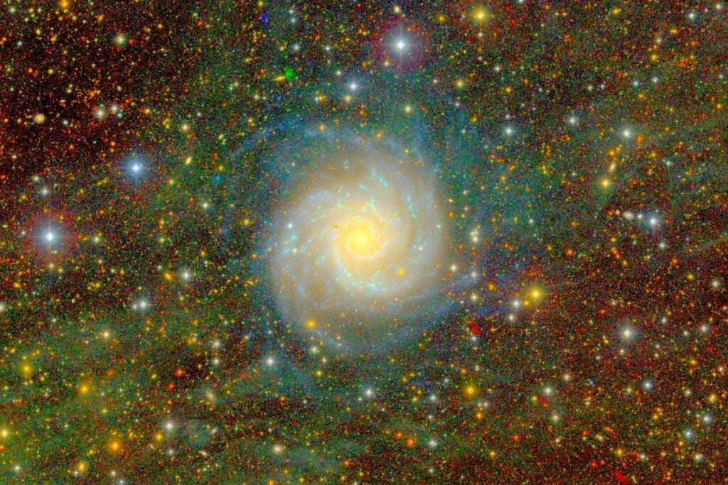 Messier 74 llevaba décadas posando como una de las galaxias espirales mejor estudiadas del cielo. Un telescopio de solo un metro acaba de revelar que su disco llega casi al doble de lo que creíamos y que esa periferia nació hace apenas 640 millones de años