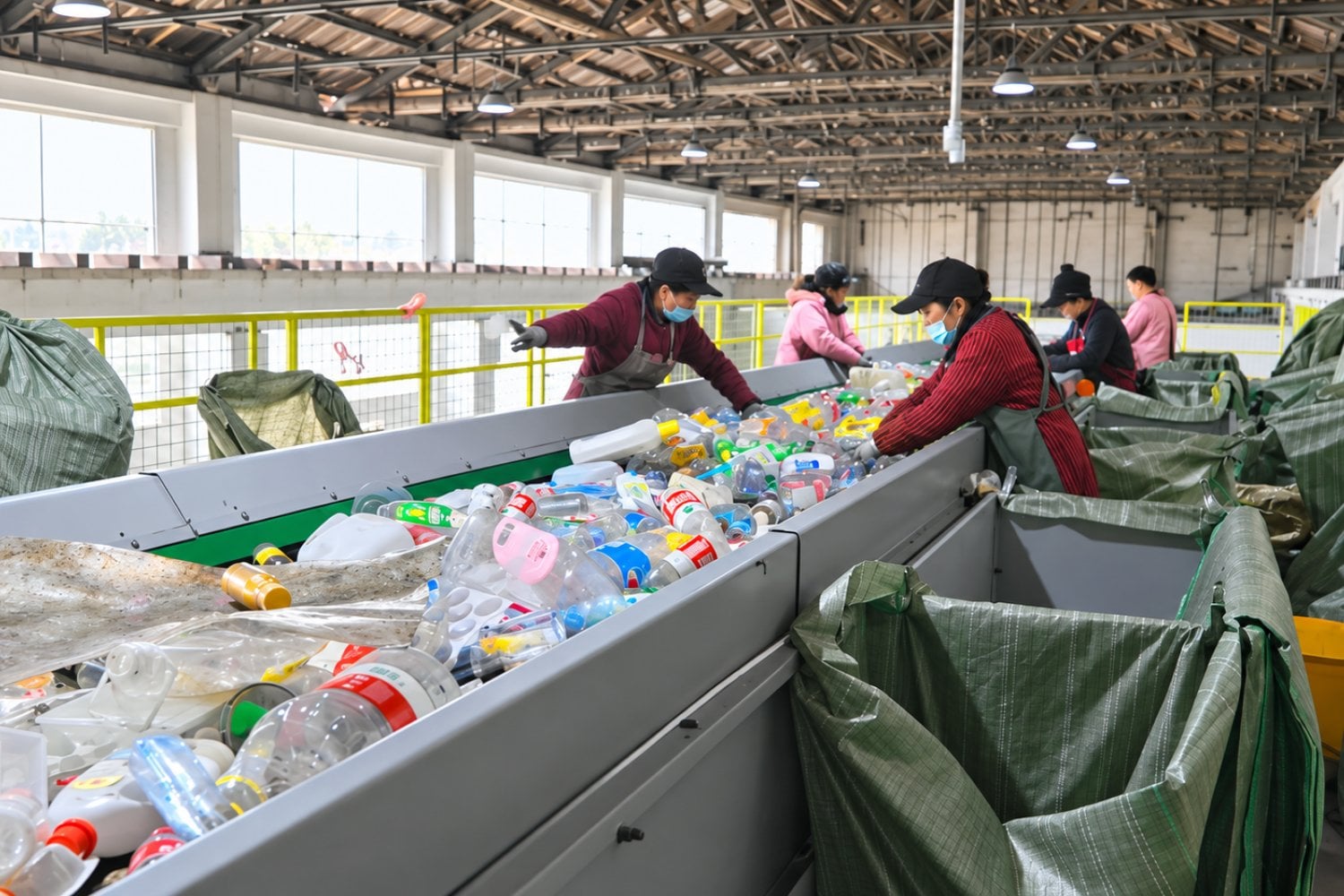 China convirtió 6.000 botellas de leche en una carretera: así funciona su asfalto con plástico reciclado
