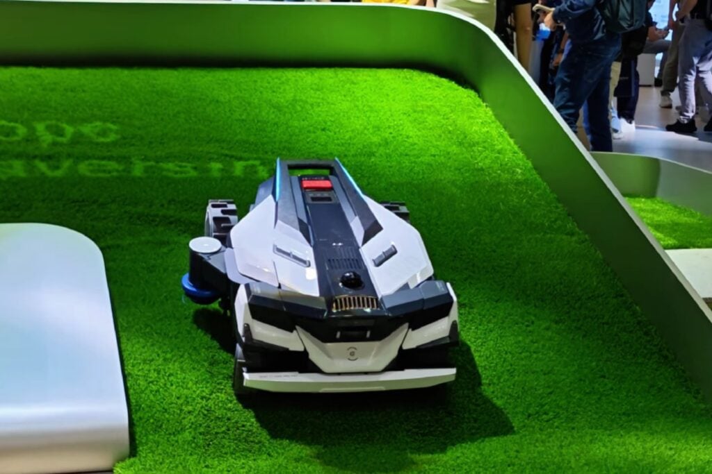 Los robots domésticos ya no solo ven: ahora pueden tocar, regar, recoger fruta y mover objetos